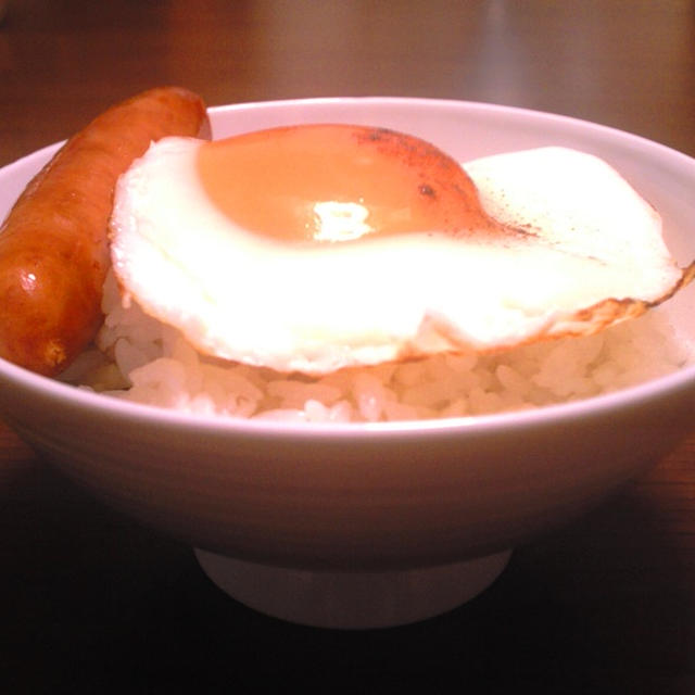 目玉ウインナー丼　（プチ丼）