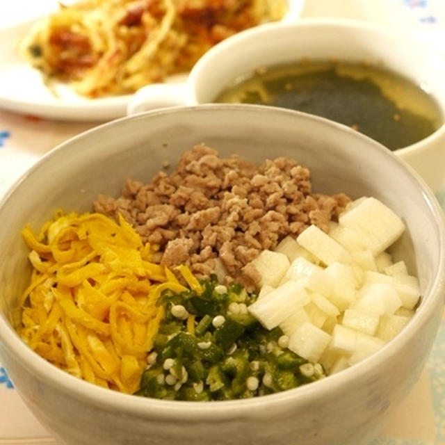 ジンジャーそぼろで4色丼