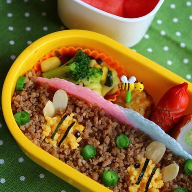 キャラ弁**そぼろでハチさん