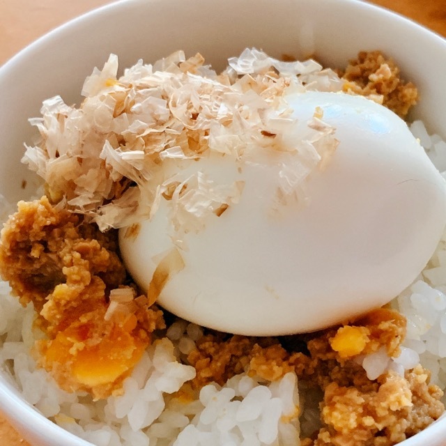 [朝ごはんとお弁当]生姜焼き弁当と味噌納豆ゆで卵のっけごはん