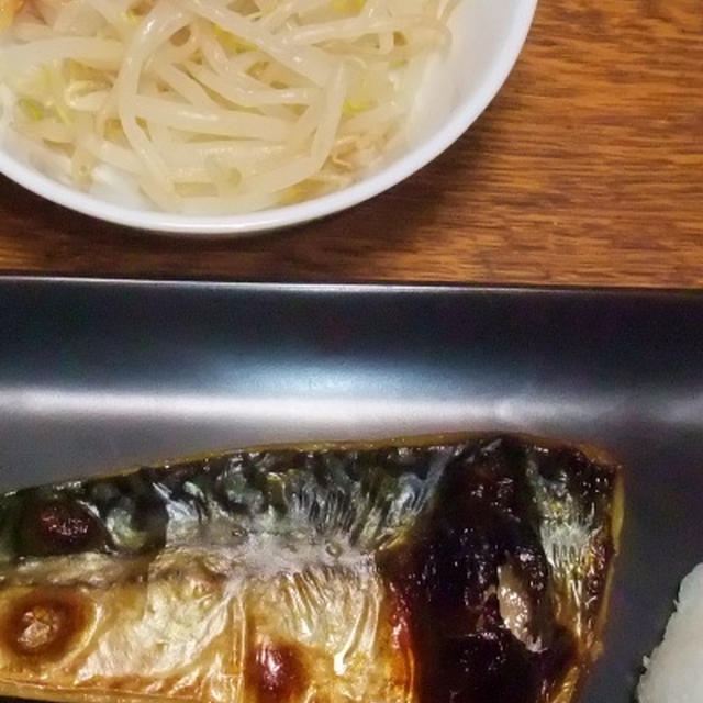 味の塩焼きとブロッコリーとカニカマのサラダ