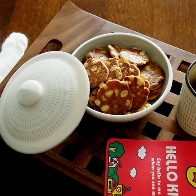 美味しいれんこんせんべいでティータイム・・にゃ♪