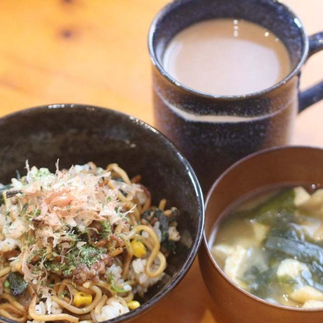 そば飯の朝ごはん　レンチンオムレツお弁当　鯖のトマト煮込み晩ごはん