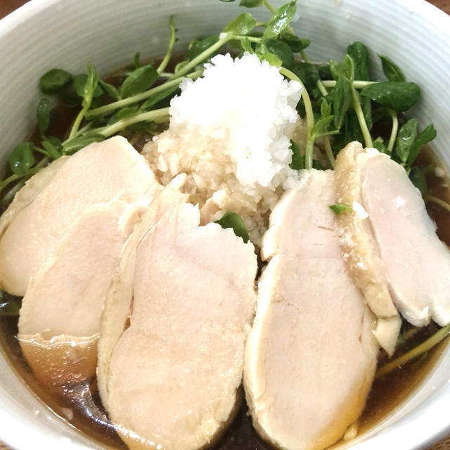 山形　鳥中華で冷やしラーメン　鶏ハムや大根おろしと合う！