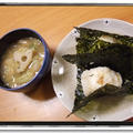 チーズおにぎりと具沢山味噌汁