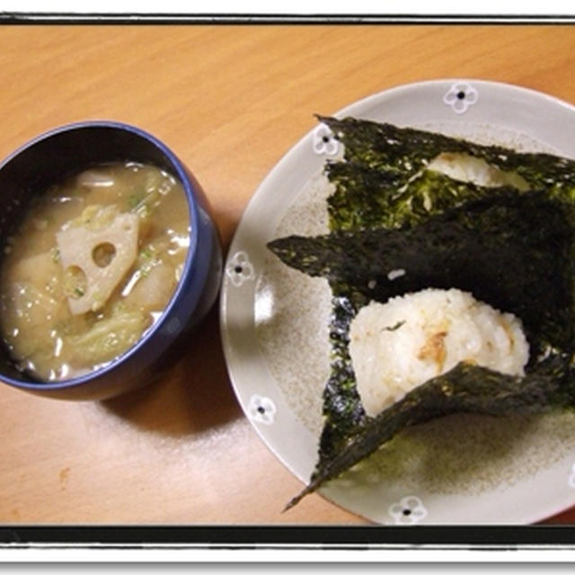 チーズおにぎりと具沢山味噌汁