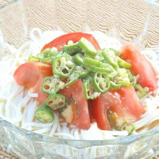 サッパリ旨い＆ねばねばで食欲増進〜トマトとオクラのひんやりサラダ麺。