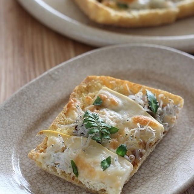 タケノコとしらすをのせた油揚げのチーズ焼き