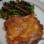 パリパリ鶏もも肉ソテーのせりごぼう添え九州醤油味