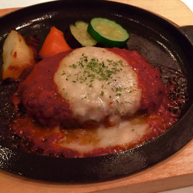 「ボナ！　つぶつぶ」の鉄板焼きハンバーグ