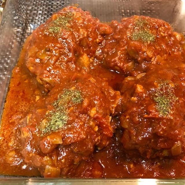 トマト煮込みハンバーグ＆キャロットラペ