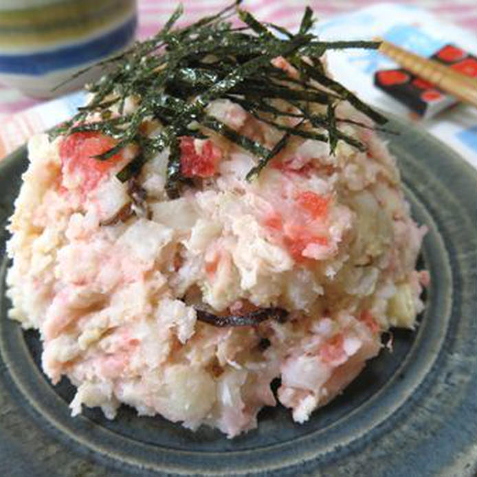 黒い皿にのった里芋の梅とろけるチーズマヨネーズサラダ