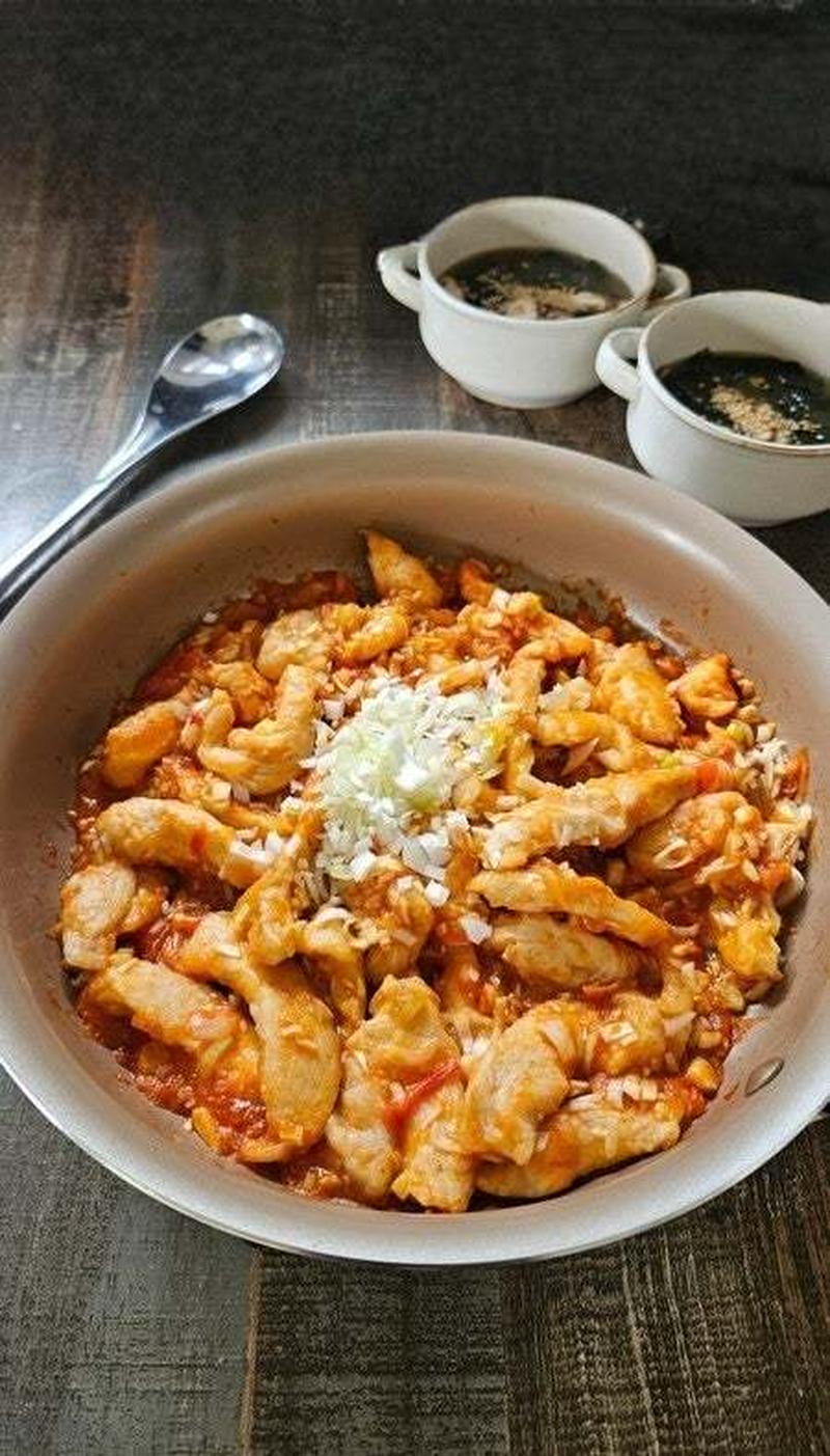 《ねだられレシピ》ワンバン簡単！プリプリ鶏むね肉チリソース煮