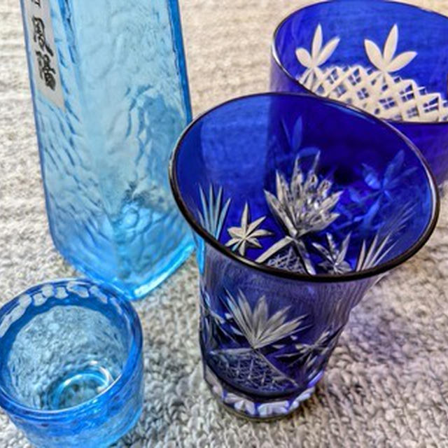 息子に飲め飲め飲めの父