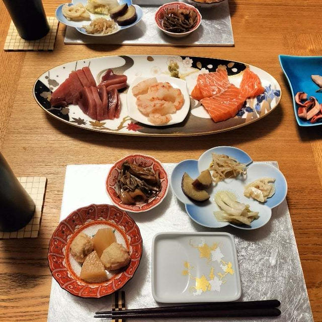 かつお・赤えび・サーモンの盛り合わせ、酢いかとかと作り置き小鉢6品で晩酌
