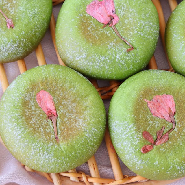 春の訪れをもっと楽しむ！「もちもち抹茶桜あんぱん」