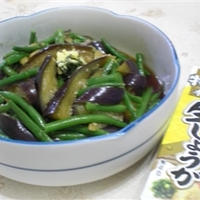 蒸し茄子とさやいんげんの生姜風味和え