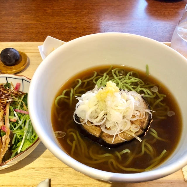 広尾　はしづめ　コリコリ鶏チャーシューと揚げ茄子の冷やし麺　創意工夫がある麺料理が楽しめる