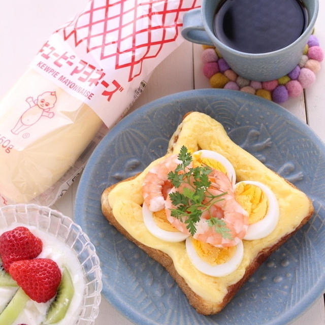 エビとゆでたまごのドテマヨトースト
