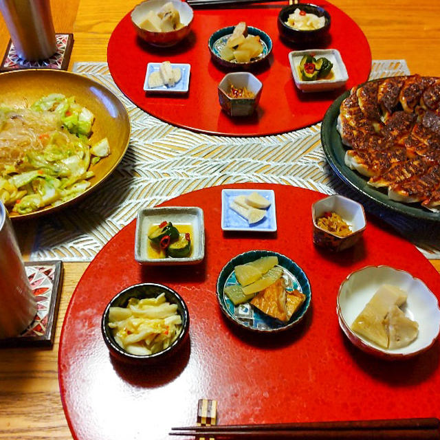 ダンナごはん！珉珉の餃子と春雨炒めと小鉢６品で、餃子祭り