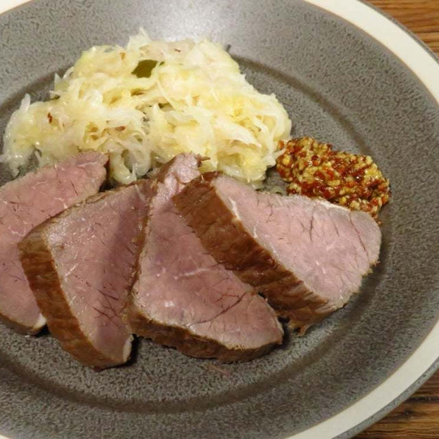 牛赤身肉のビール煮込みという名の牛赤身肉の発泡酒煮込み(￣ー￣)ﾆﾔﾘ。