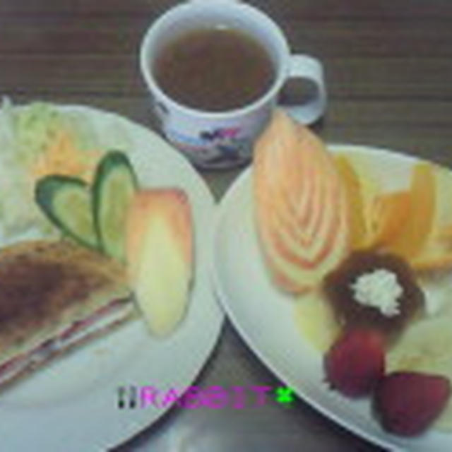 Good－morning ラビっ子のホットケーキで苺サンド＆プリンアラモード＆野菜サラダ～じゃよ