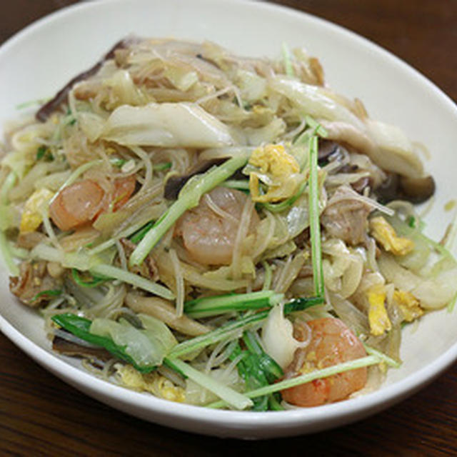 久しぶりに具だくさんで豪華な「焼きビーフン」