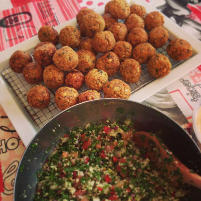 ファラフェルとタブリ
Falafel and Tabbouleh
Cooking...