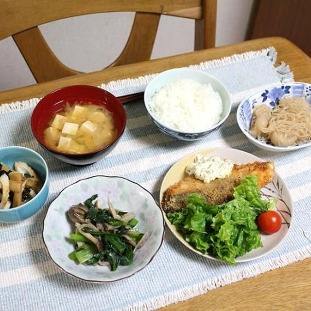 ぶりフライ　アンチョビタルタルソースがけと小松菜ときのこの炒めものでうちごはん（レシピ付）