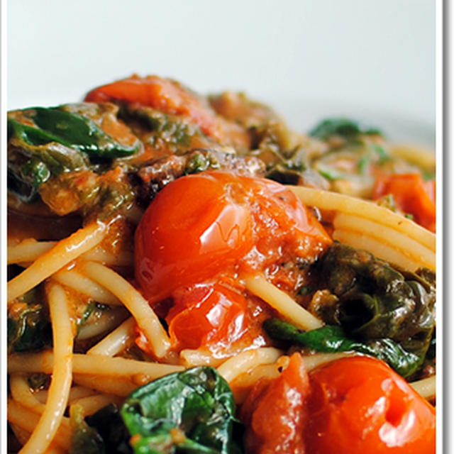グアンチャーレとホウレン草のトマトソースのスパゲッティ