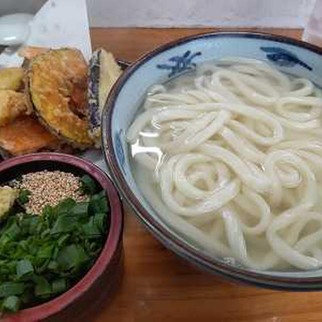 釜揚げうどんと野菜天盛り。豚バラ鍋