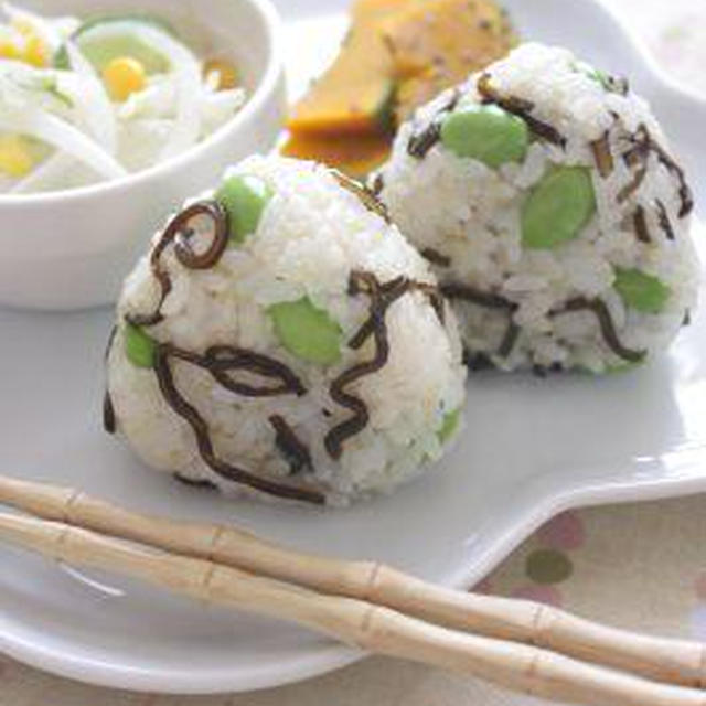 コリッとニョロッと♪枝豆と塩昆布のおむすび