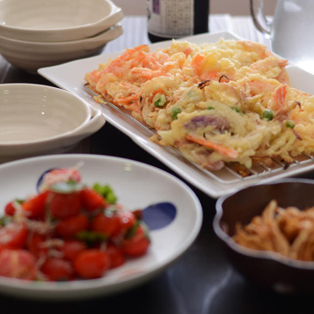 うどんと天ぷらとミニトマトとポリポリ大根漬けの晩ごはん。