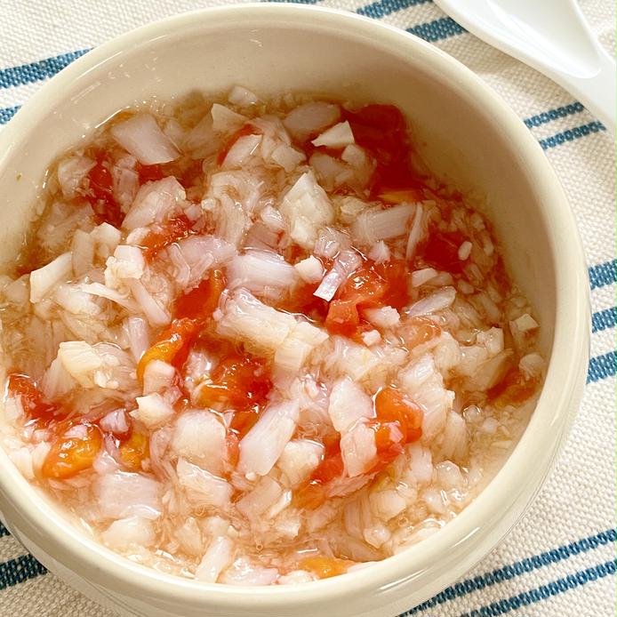 白い器に盛りつけられたたらのトマト煮