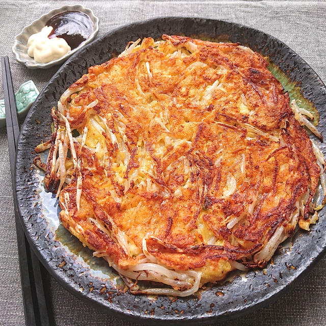 驚くほど激ウマになった♪もやしと卵と片栗粉とチーズ焼き