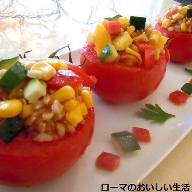 トマトカップに詰めたオルツォ（大麦）のサラダ　