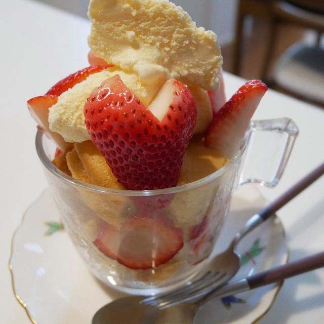 いちごのパフェ風でおやつタイム