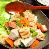 根菜とベーコンの粒マスタードサラダ　　レンコンのシャキもち食感が美味しい！
