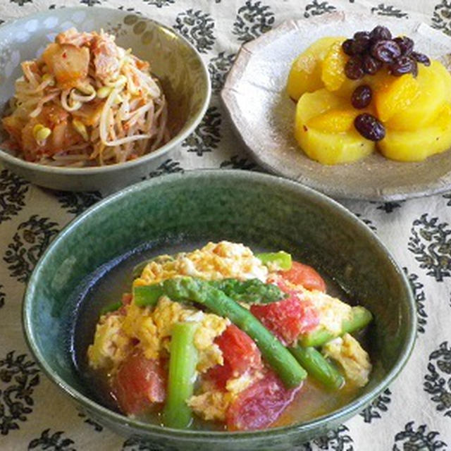 本日の夕食「トマトとアスパラガスの卵炒め」「さつまいものオレンジ煮」