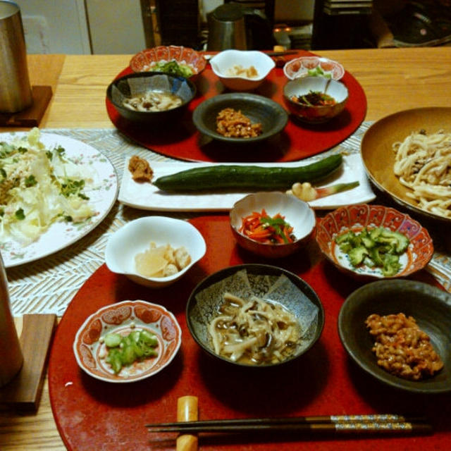 なんちゃってジンギスカンのシメうどんと大皿サラダと小鉢6品で晩酌