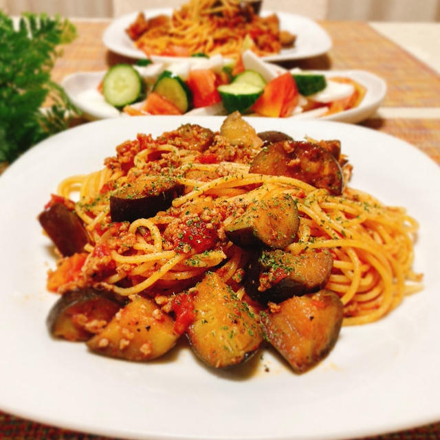 茄子とトマトで簡単ミートソースパスタの夕ご飯