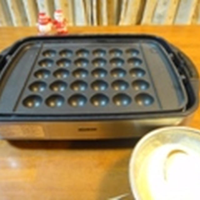 夜遅くにたこ焼き器・・・(^_^.)