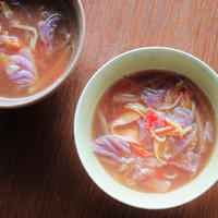 紫白菜とカニかまのエスニック風スープ