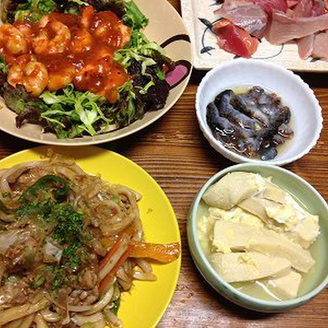 エビチリ、うどん焼き。ざるうどんと野菜天もり。こぼれ種の矢車草