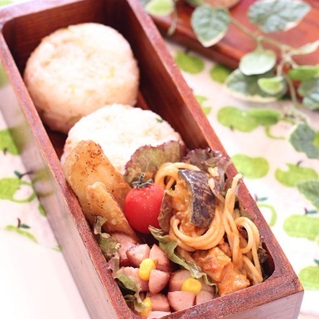 カフェ弁当☆鮭と三つ葉のおにぎり弁当（簡略レシピ）本日のパン