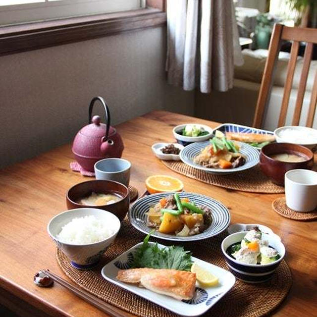 鮭ハラス（甘口）と肉じゃが。