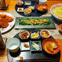 吉田のうどん、サーモンと玉ねぎのマリネ、コロッケと作り置き小鉢６品で晩酌