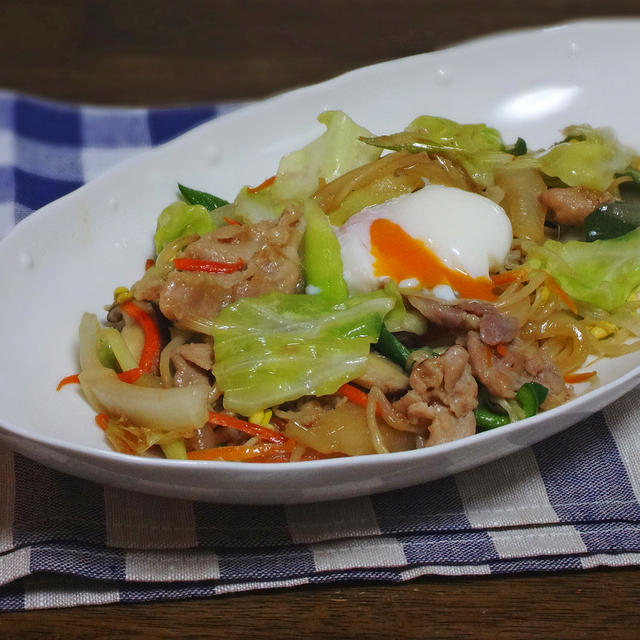 とろ～り卵のせ、生姜焼き仕立ての野菜炒め