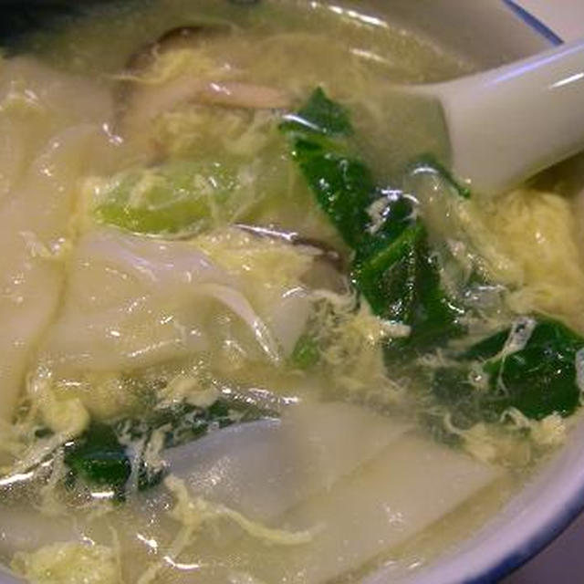 朝にあっさり。ワンタンの皮だけスープ。