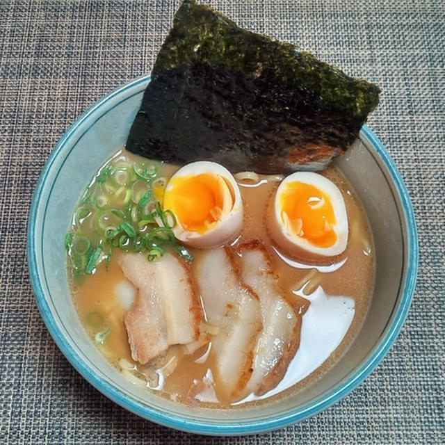 写真を撮る間に味たまごがあっち向いてほいに・・・自家製叉焼豚骨醤油ラーメン♪・・♪